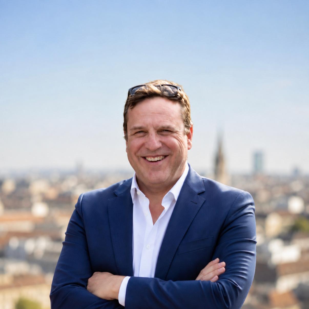 Vicente Pastor, agente de Racoon Properties